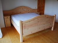 massivholz-doppelbett-in-zirbelkiefer