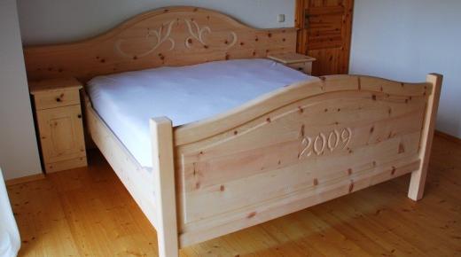 massivholz-doppelbett-in-zirbelkiefer