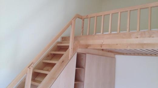 treppe- fuer-hochbett-fuer-kinderzimmer-birke