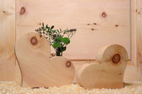 Holzherzen aus Zirbelkiefer mit integrierter Vase