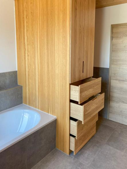 Badschrank mit Schubkästen 