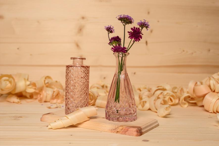 Holzbrett mit Blumenvasen
