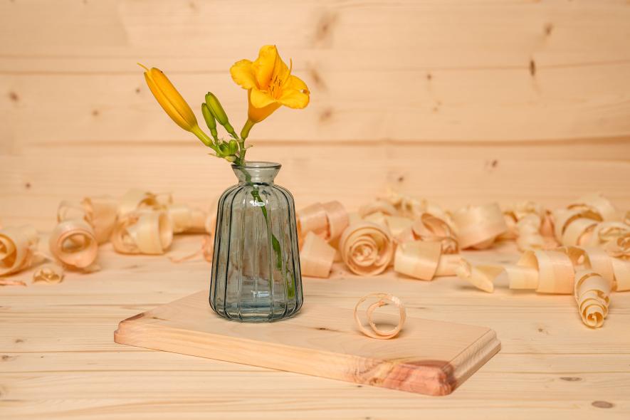 Holzbrett mit Blumenvase