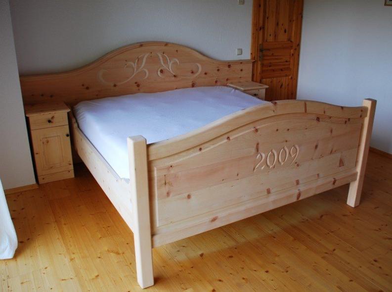 massivholz-doppelbett-in-zirbelkiefer