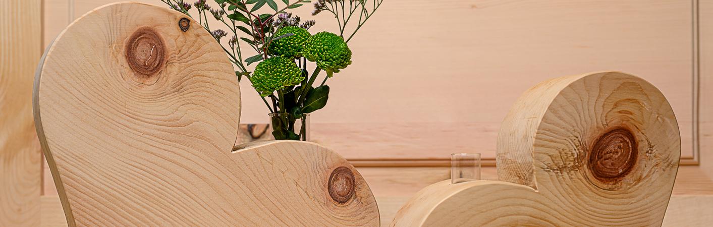Holzherzen aus Zirbelkiefer mit integrierter Vase Header